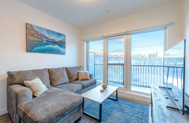 Modern 2BR Condo w/Mts. View