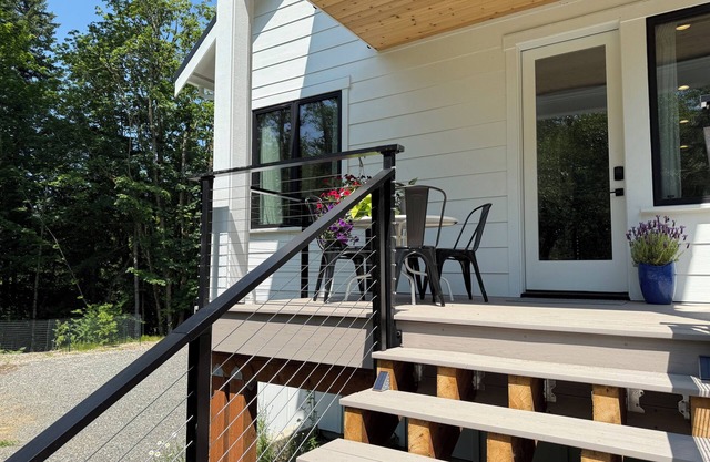 Modern 2BR forest retreat steps from Galbraith trails & Lake Whatcom. Monthly stays Jan–Mar 2026. Fast Wi-Fi & desk for remote work. Mount Baker skiing just 80 mins away.