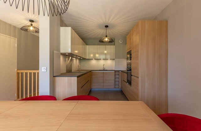 Modern 3-Bedroom Duplex - Balcony, Pool, Spa, Ski-in/Ski-out