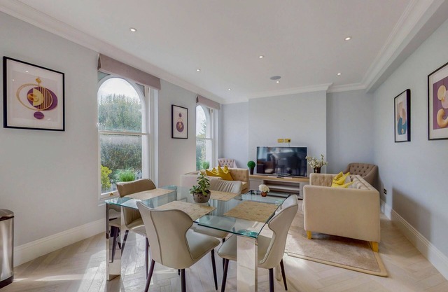 Modern 3 Bed Penthouse in a Prime Central Location