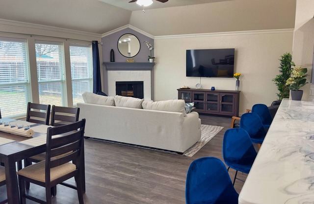 Modern 3 bedroom home for stay! AT&T Stadium, Globe Life Field - TX Rangers.