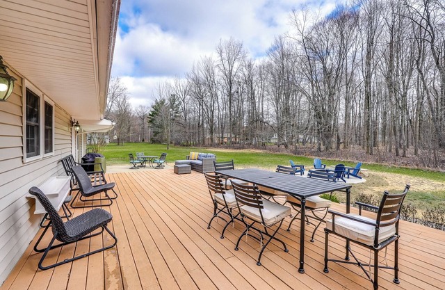 Modern 3-bedroom single story Chagrin Falls Home with large private yard