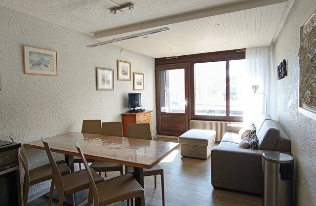 Modern 3-Room Apt + Mountain Nook - Close to Ski Lifts - 8 Guests - 2-Star Rating