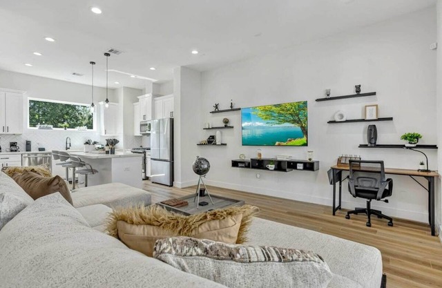Modern 3BR Home w/Spa, Balcony, Near Med Center