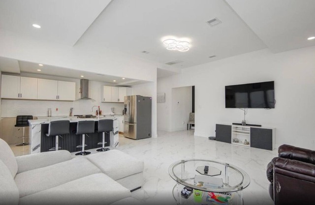 Modern 3BR Home, Yard, Pet Friendly, BBQ Grill & Free Parking