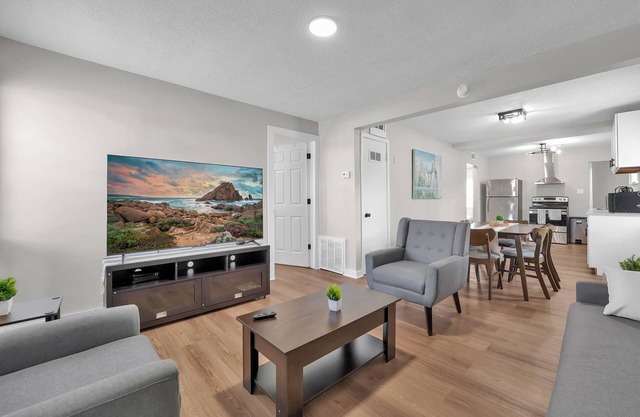 Modern 3BR Near Downtown & Casino, Pet-friendly, Fast Wi-Fi, Laundry