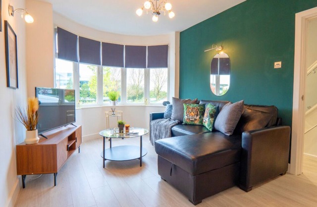 Modern 3BR w/WIFI, TV, Workspace and Parking, in Solihull near Resorts World