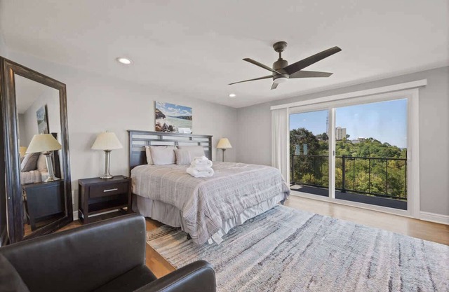 Modern 3BR with Breathtaking Skyline Views