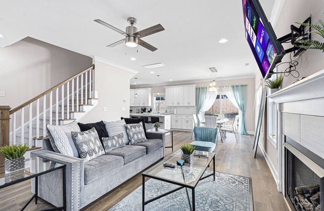 Modern 4 BR/2.5 Bath w/wine & 5 mins to Light Rail