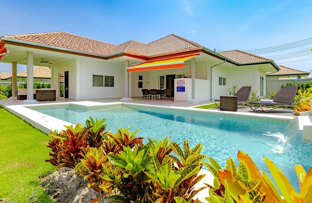 Modern 4 BR Pool & Tropical Garden MS-30