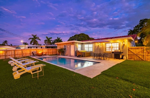 Modern 4BR Home, Heated Pool/Jacuzzi/Game Room