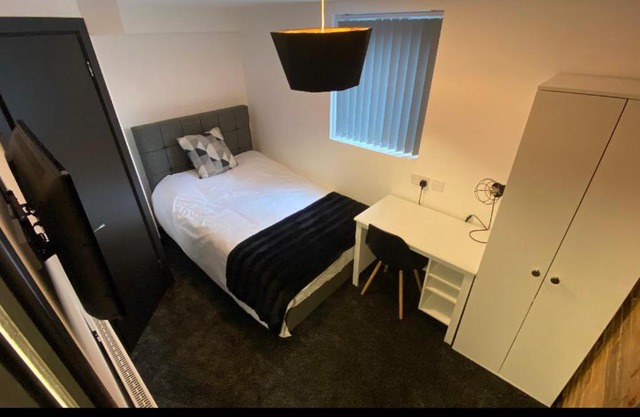 Modern 5 bedroom all en-suite house in Coventry