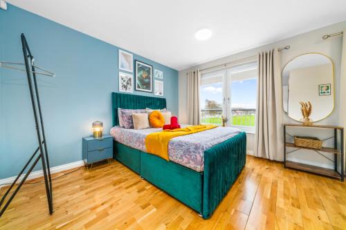 Modern 5 Bedroom Townhouse with Free Parking