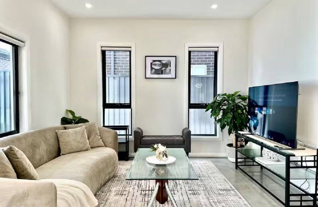 Modern 5BR Home Near Shops, BBQ & Blue Mountains