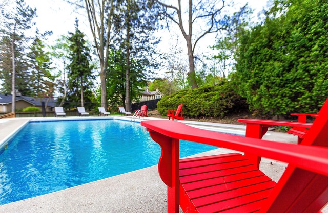Modern 6 Bedroom/3 Bath Pool Home Near the Lake