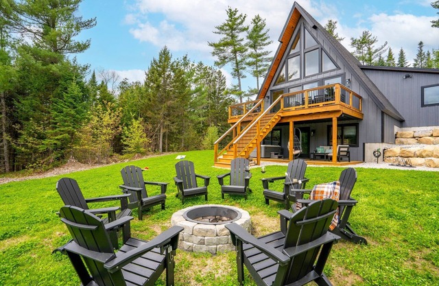 Modern A-Frame~ 9min Sunday River! HotTub! FirePit! Arcade Games! Slps 12