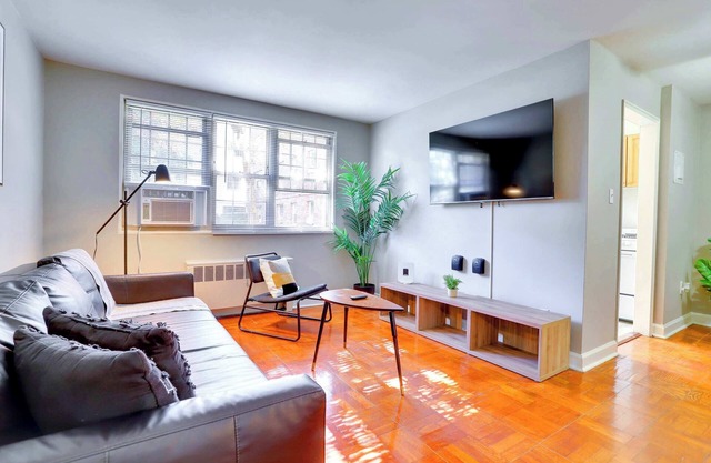 Modern Alexandria Apt w/Gym