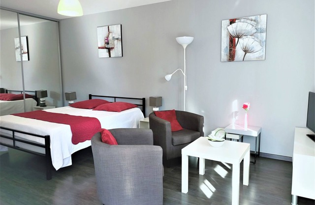 Modern and bright T1 with terrace and parking!