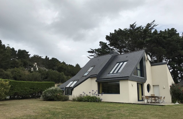 Modern and bright villa with stunning sea views. Wireless