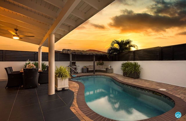 MODERN and CLEAN - 6 guests - beautiful and private vacation home with pool!