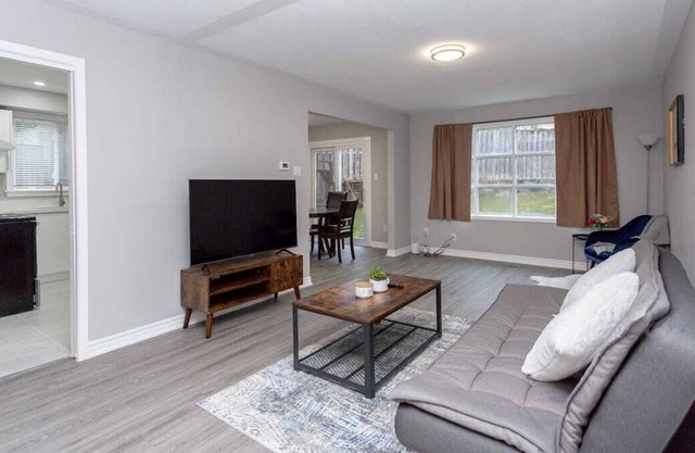 Modern and Comfy * 5 BR Home