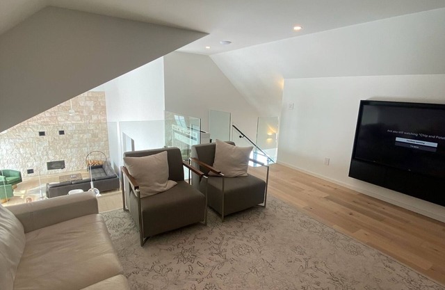 Modern and spacious country house minutes outside the city