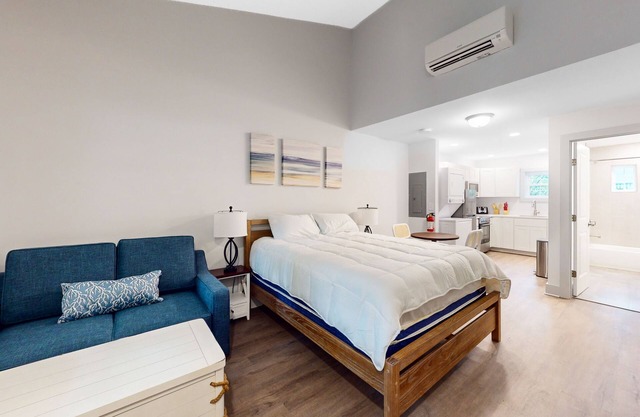 Modern aparthotel in a great location with well-equipped kitchen & streaming