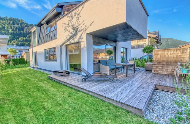 Modern apartment next to golf course with great view, 900 m to the ski lifts
