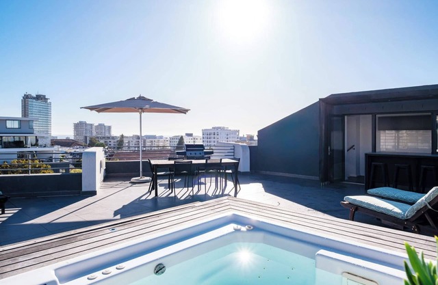 Modern Apartment w Rooftop Deck and Jacuzzi Penthouse on S