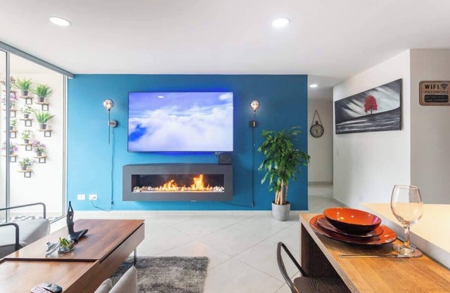 Modern Apt: By Medellín, Park, Dining, Balcony, Nightlife, WiFi & Self Check-in