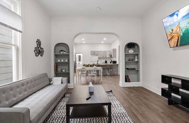 Modern Apt. | Downtown Charm | Ideal Location