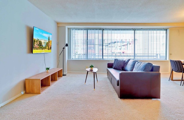 Modern Apt – Gym Access & Prime Location