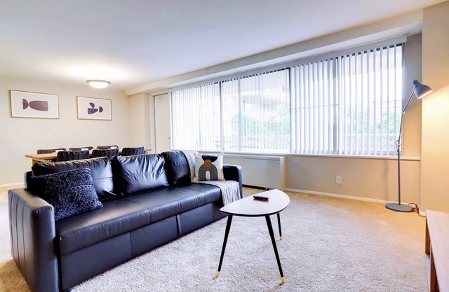 Modern Apt in Prime Location w Business Facilities
