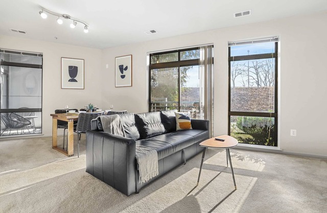 Modern Apt Steps from Metro & Pentagon City