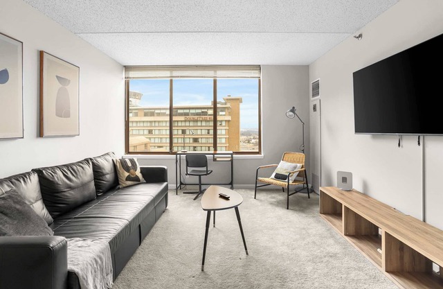 Modern Apt Steps from Shops & Metro