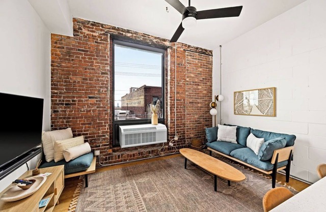Modern Apt w/Gym, Elevator, Coffee Shop | 323