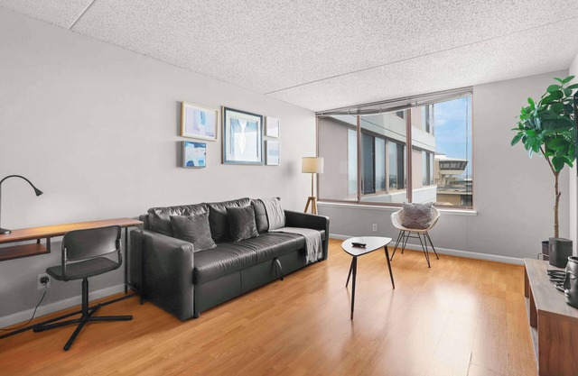 Modern Apt W Gym– Walk to Shops & Metro