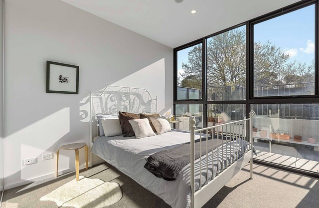 Modern Artistic Apartment with Front Yard, Private Access, Family Friendly