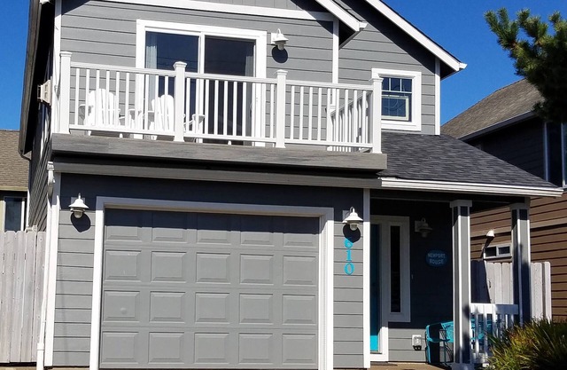 Modern Beach House with Partial Ocean Views - Walk to Nye Beach & Attractions
