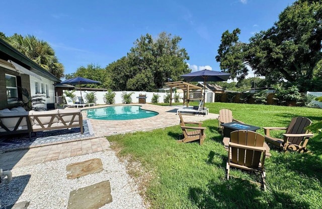 Modern Boho- 4/3-King Beds/Pool! Pet friendly!