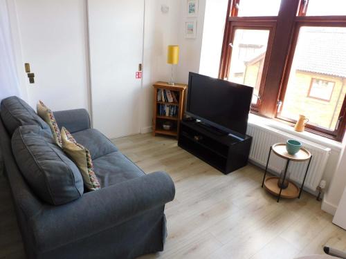 Modern bright studio apartment in south Glasgow