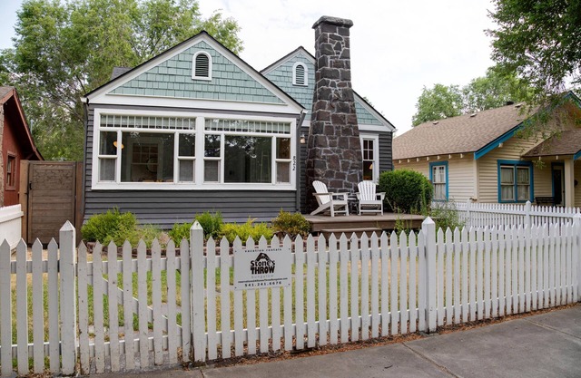 Modern bungalow charm! Steps to downtown & the surf wave, salt water hot tub!