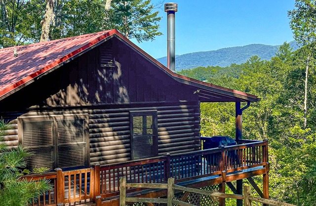 Modern cabin w/wifi, hot tub + gorgeous mountain views