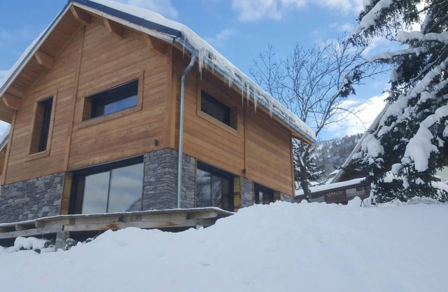 Modern chalet 4*, very comfortable and quiet. Ideal for 2 or 3 families.