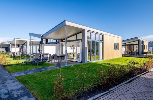Modern chalet with beautiful terrace, in Friesland