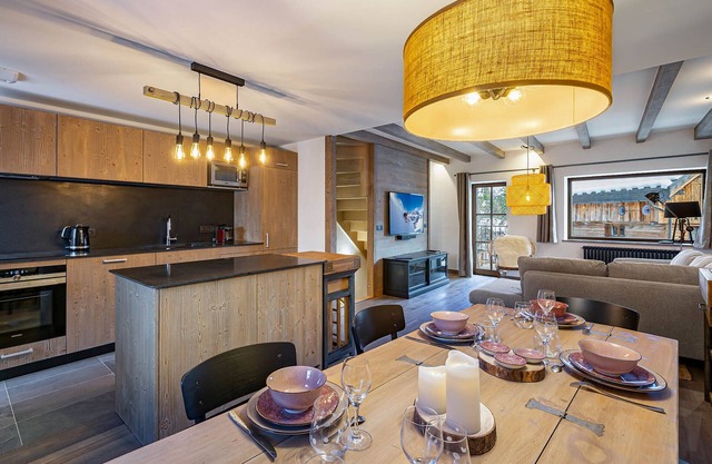 Modern chalet with parking and wifi, close to slopes and shops