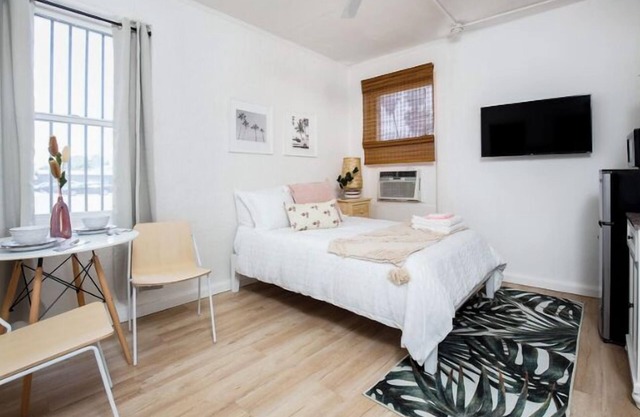 Modern Charm Studio in DTLA for 2!