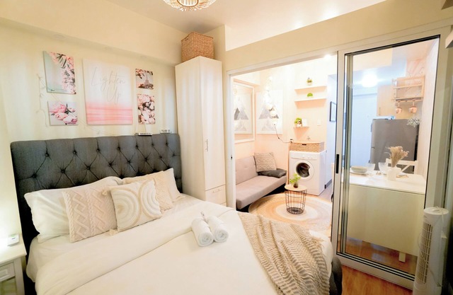Modern City Flat Near Business Centers & Malls