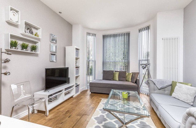 Modern, Close to beach, shops and restaurants, free wi fi, Sleeps 5,