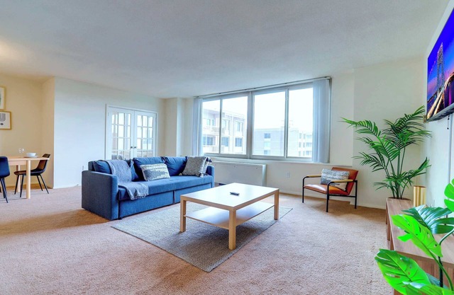 Modern Comfort in Crystal City W Gym